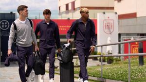 Lamine, con Gavi y Le Normand saliendo de Las Rozas camino de Alemania