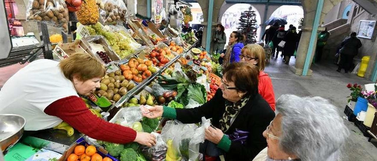 La coliflor fue el producto más demandado ayer en los puestos de verduras. // Gustavo Santos