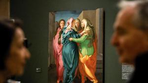 Dos visitantes junrto al cuadro La visitación, en el Museo del Prado.