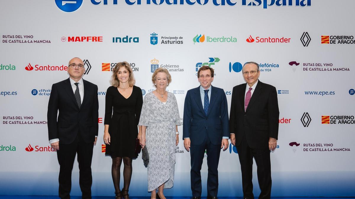 Ferran Boiza, director de EL PERIÓDICO DE ESPAÑA; Ainhoa Moll, consejera adjunta a la Presidencia y directora editorial de Prensa Ibérica; Arantza Sarasola, vicepresidenta de Prensa Ibérica; José Luis Martínez-Almeida, alcalde del Ayuntamiento de Madrid, y Javier Moll, presidente de Prensa Ibérica.