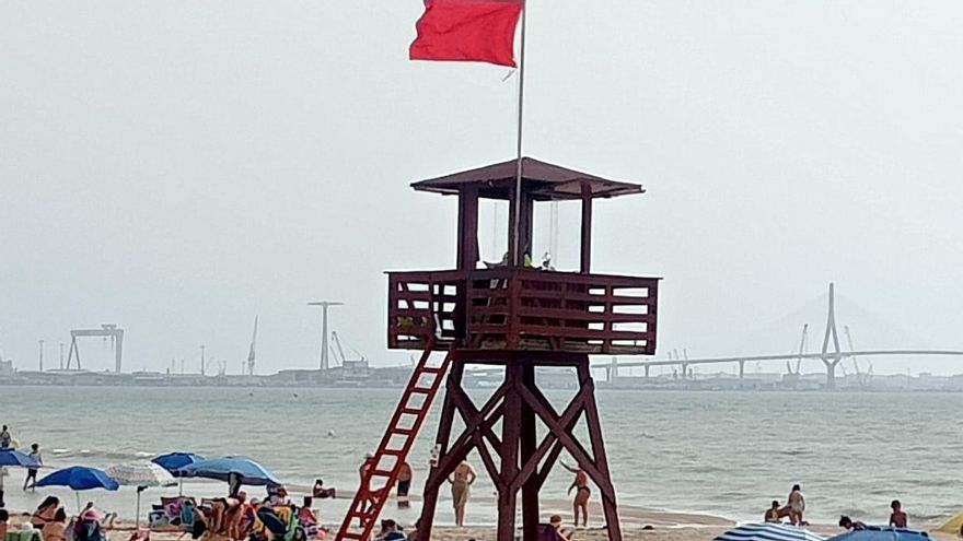 La culpa es del huracán Erin: el motivo por el que las olas arrasan las playas de Cádiz y dejan banderas rojas