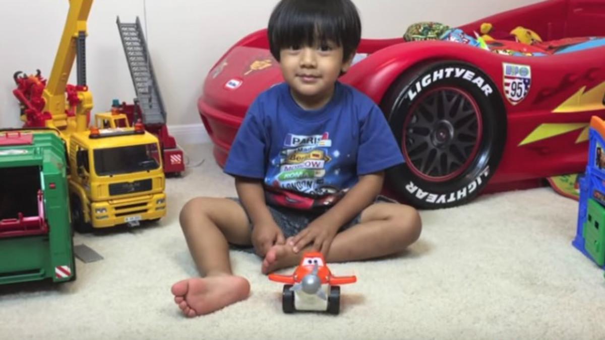 Un youtuber de 6 años crea su propia línea de juguetes y ropa