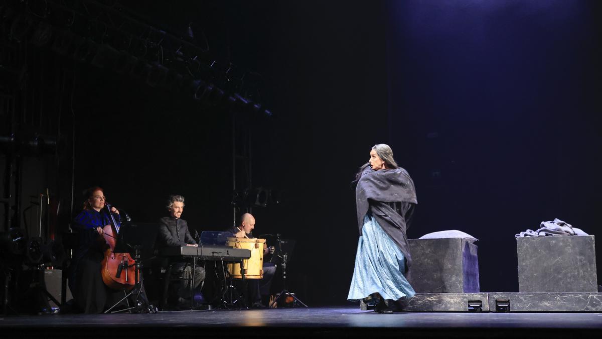 Una escena de 'Romeo y Julieta despiertan', que hoy y mañana se representa en Cáceres con Ana Belén.