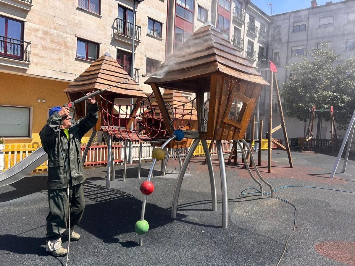 Puesta a punto de uno de los parques infantiles de Silleda.