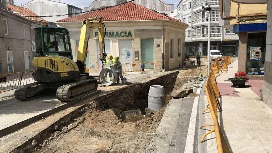 Operarios en la reparación de la red de abastecimiento y saneamiento.