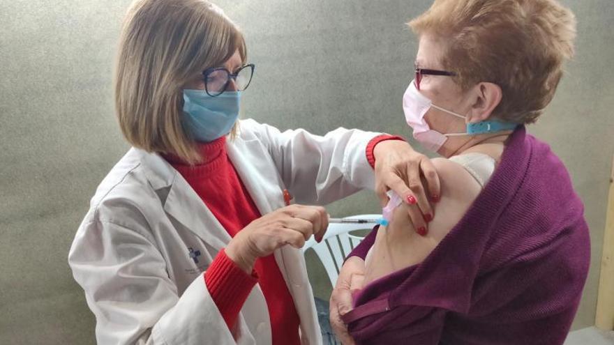 Vacunación masiva en Langreo: Pinchazos colectivos para desinflar al virus