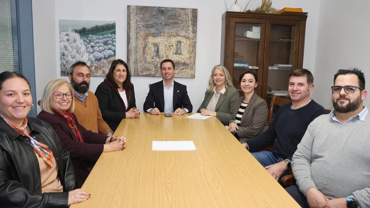 Representantes insulares y municipales en la firma del acuerdo. | DM