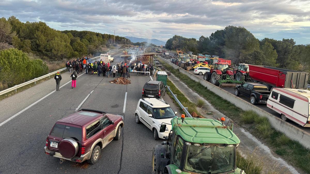 Les imatges de la segona jornada de protestes dels pagesos a l'Empordà