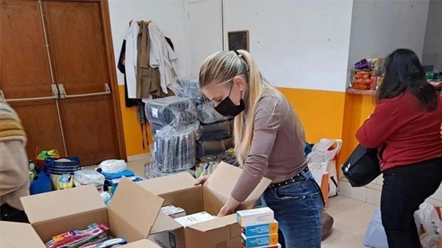 Voluntaris dels tres pobles recollint material per Ucraïna