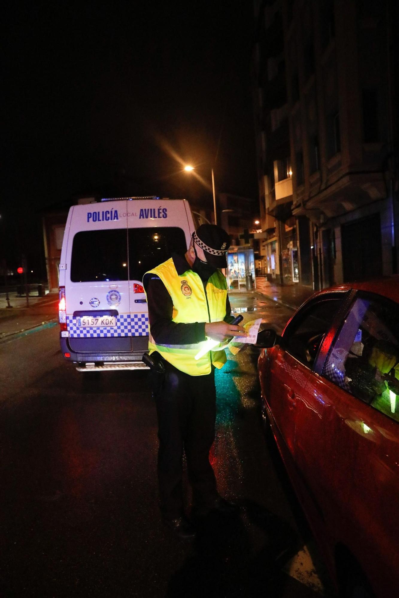 Patrullaje con la Policía Local de Avilés en la primera noche del estado de alarma