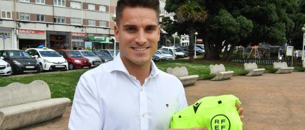 Diego Sánchez Rojo posa en la plaza de As Lagoas con una camiseta de árbitro de la Federación Española de Fútbol. |  // VÍCTOR ECHAVE