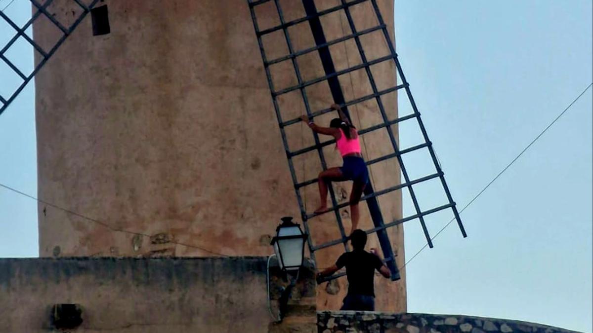 VÍDEO | Vandalismo en Mallorca: dos personas intentan subir el molino de la calle Indústria de Palma por sus aspas