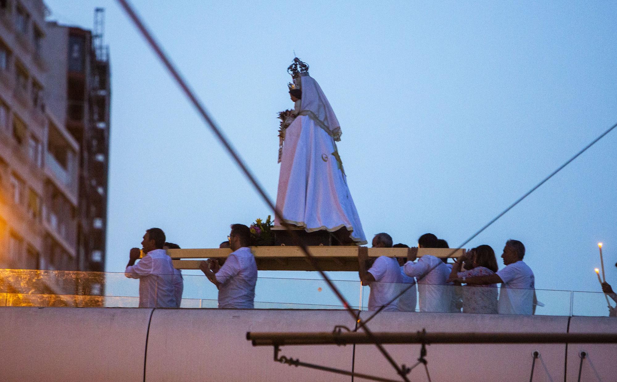 La Virgen del Carmen desembarca en la playa del Postiguet de Alicante