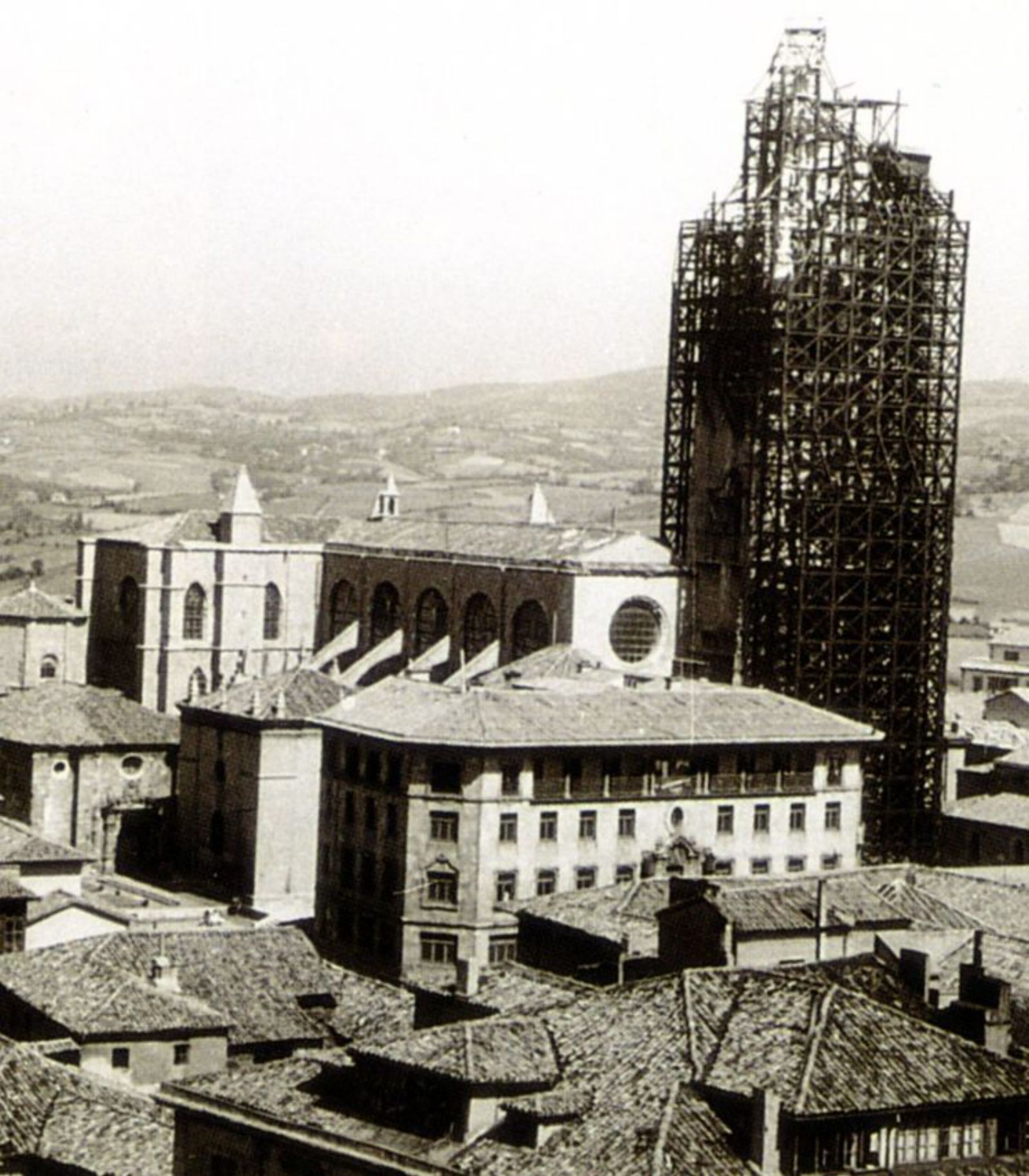 La torre, andamiada na posguerra.