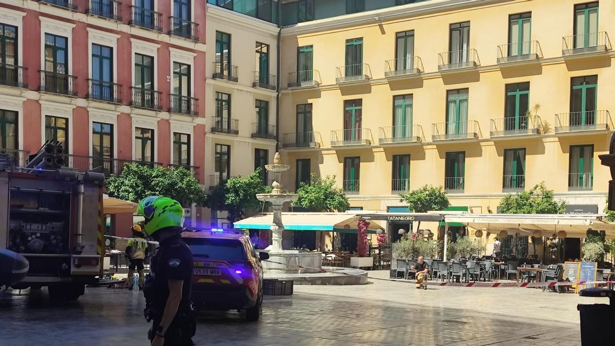La Plaza del Obispo ha sido precintada por la Policía hasta que se controló el fuego.