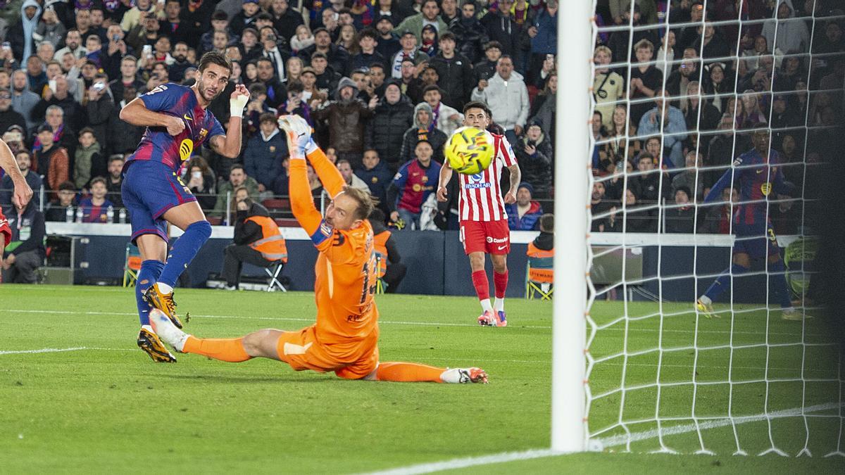 Ferran supera a Oblak en el tercer gol del Barça ante el Atlético durante el partido de liga en el Spotify Camp Nou. Fotografía de Jordi Cotrina