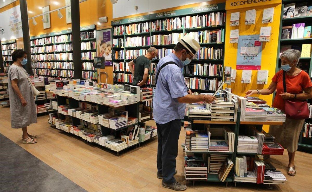 Interior de la Casa del llibre de paseo de Gràcia, el día de Sant Jordi de verano.