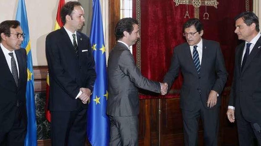 Javier Fernández y Pedro Sanjurjo, junto a los tres nuevos síndicos: Roberto Fernández Llera, Manuel Fueyo y Eduardo Rodríguez.