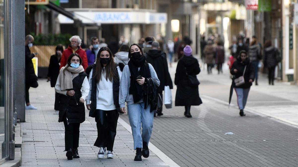 Gente paseando por una calle de Pontevedra