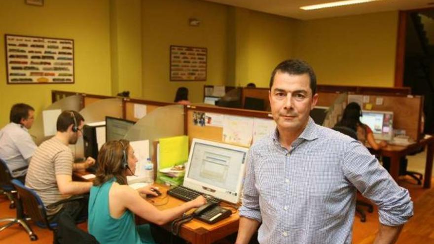 Santiago Viso, en las oficinas de la empresa AIG de la que es socio con Edelmiro González .  // J. de Arcos