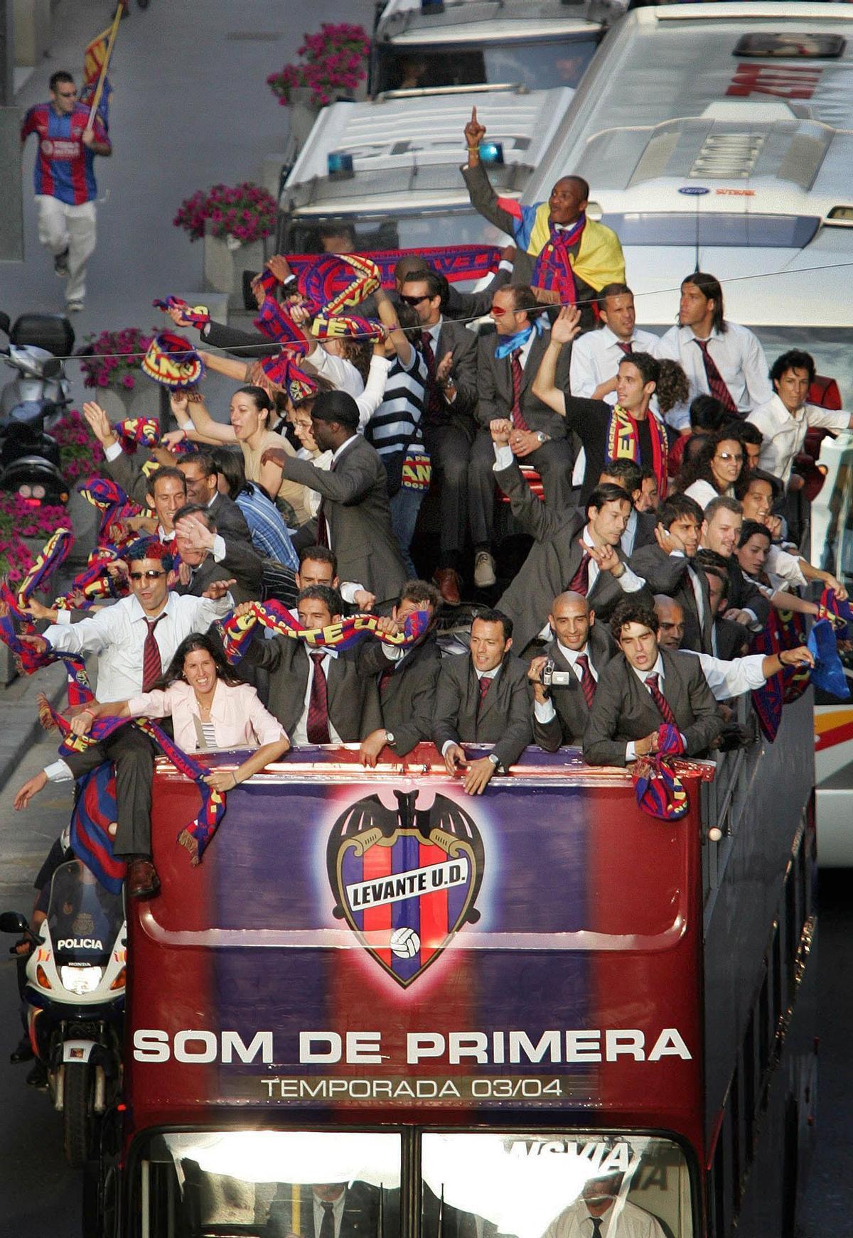 El bus de celebración del ascenso.