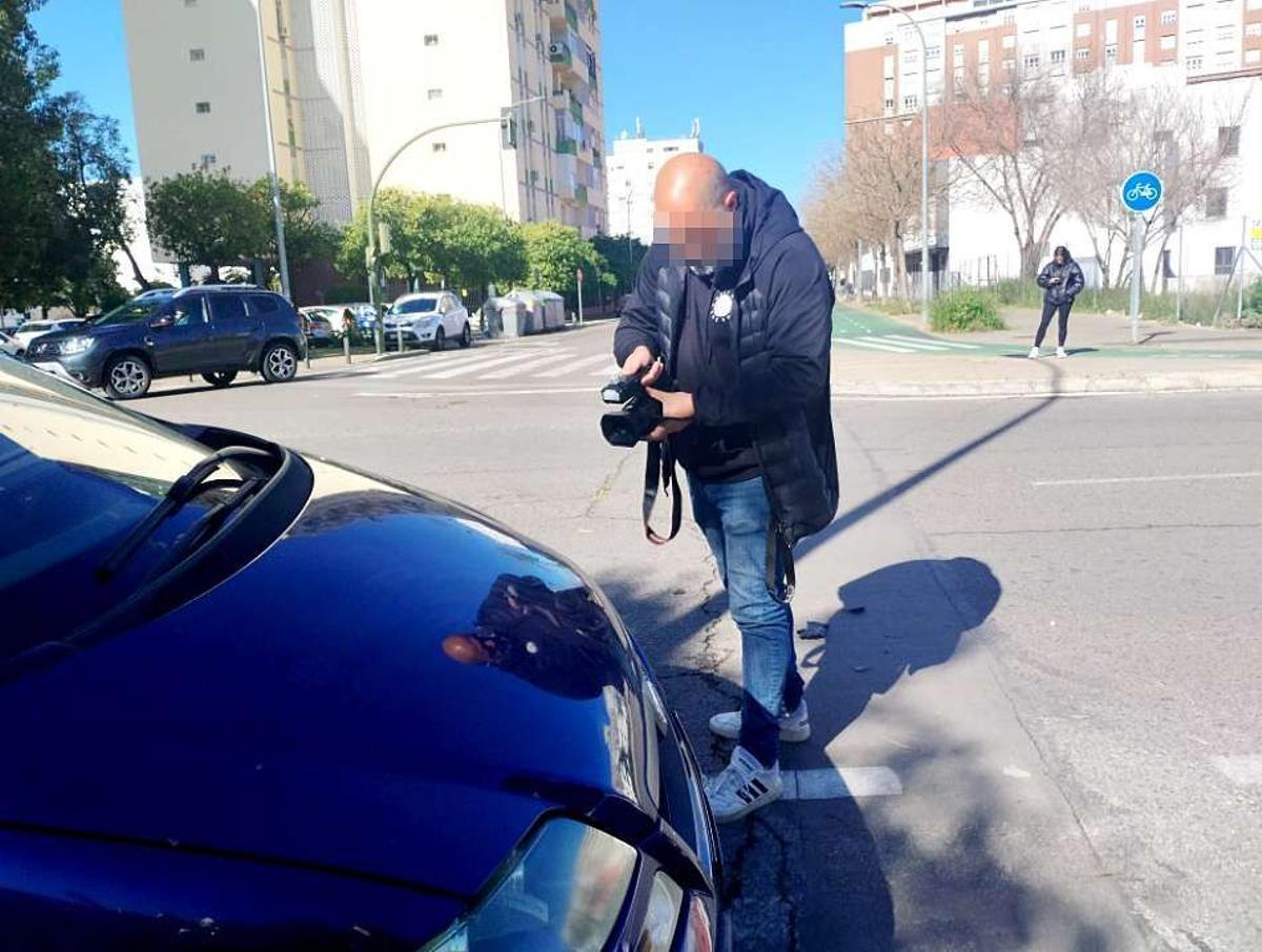 Un cámara de un medio de comunicación en el lugar de los hechos.