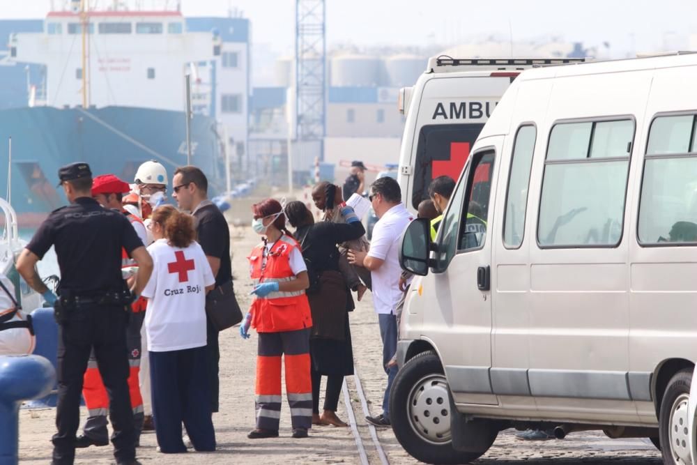 Rescatan a los 56 ocupantes de una patera en el Mar de Alborán