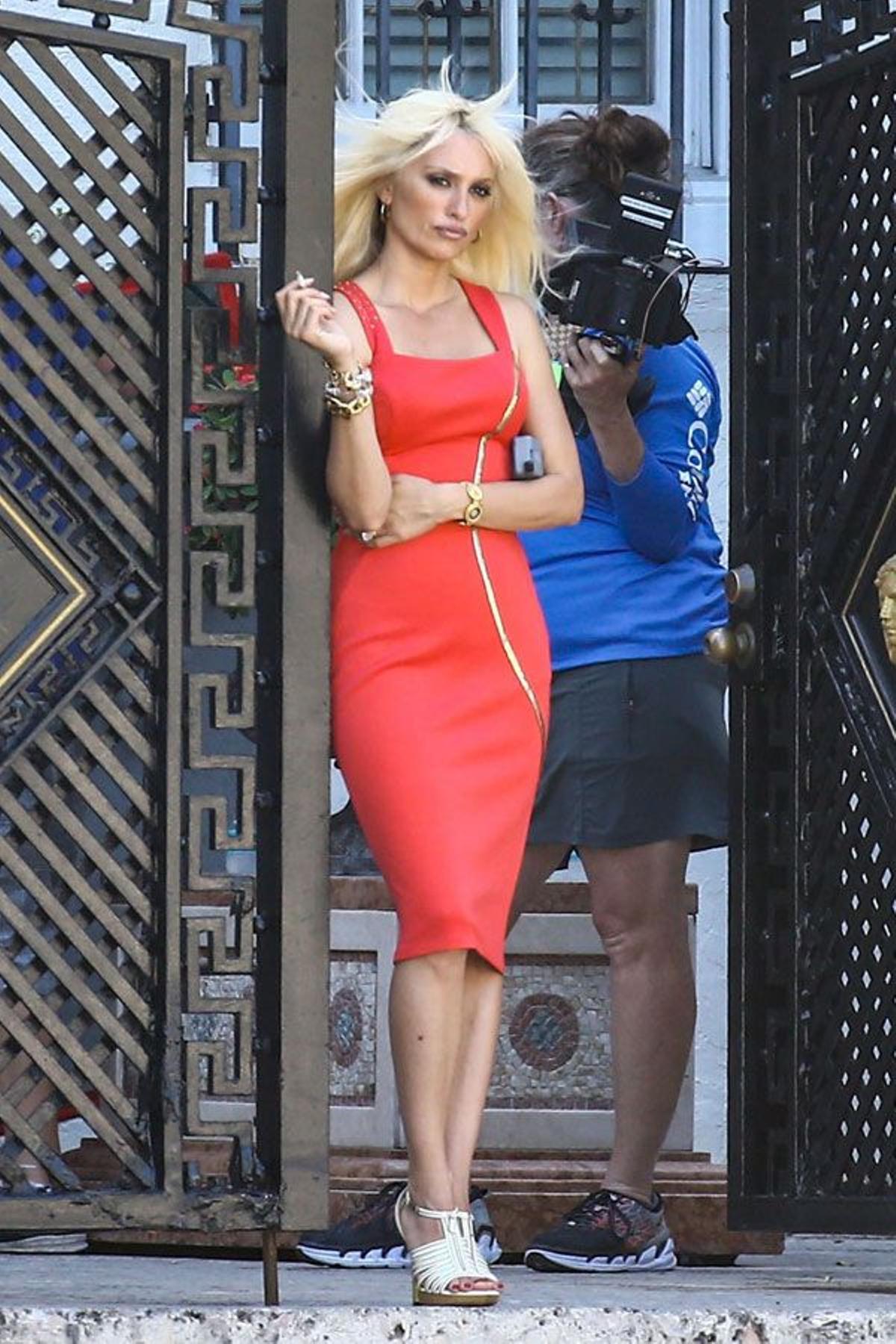 Penélope Cruz, espectacular de rubia como Donatella Versace