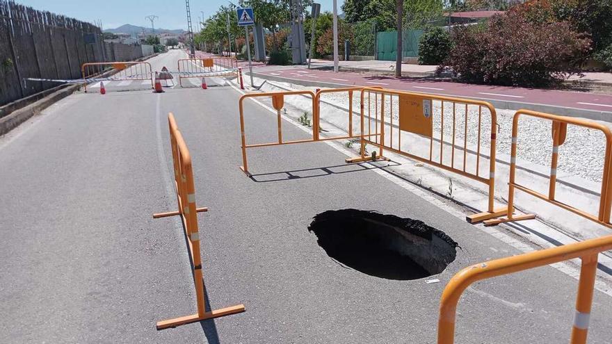 l asfalto obliga al Ayuntamiento de Guardamar de la Safor a cerrar el tráfico la carretera que va a la playa