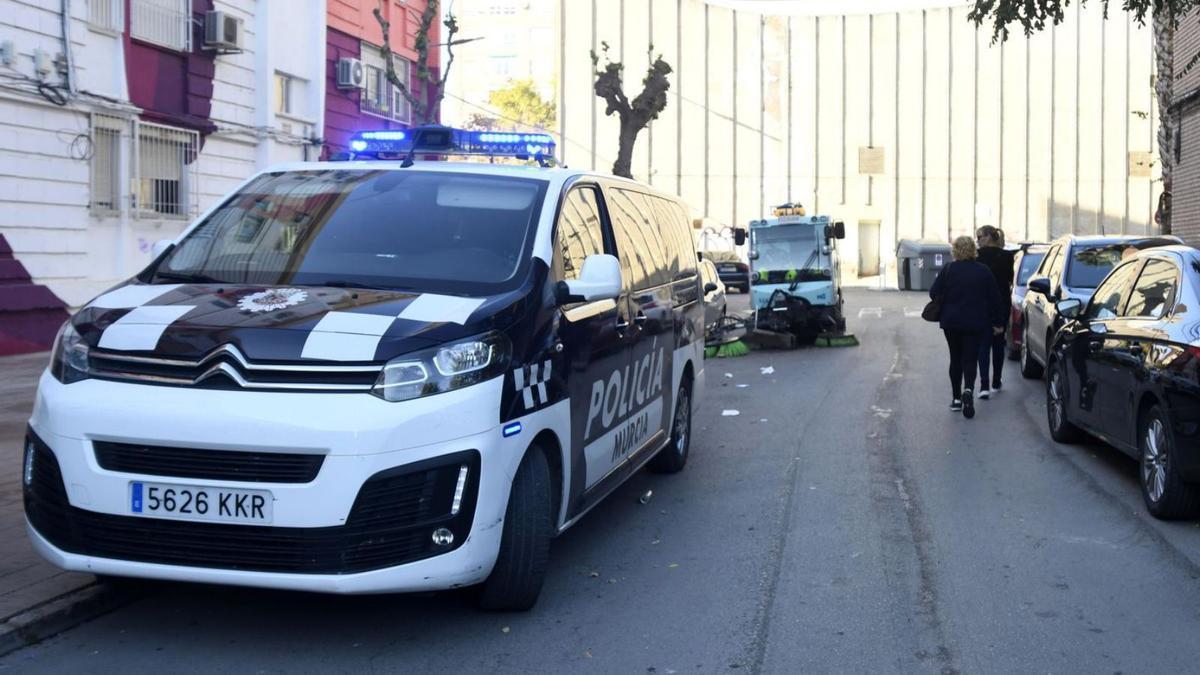 Un furgón de la Policía Local de Murcia, en el barrio de La Paz.