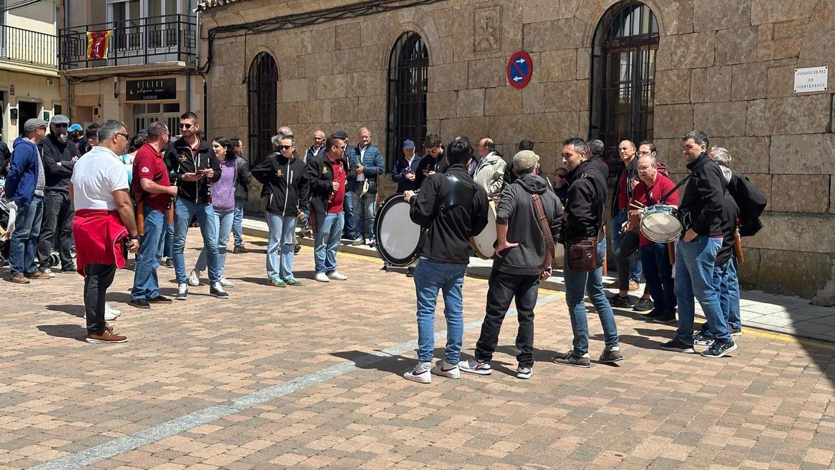 Los dulzaineros tocan en la Plaza Mayor de Fuentesaúco dentro del XI Certamen de Folklore Fini "el Barrito"