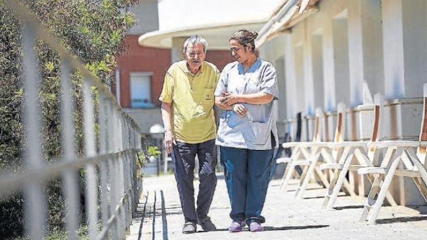 Una treballadora de la residència de Sant Vicenç de Castellet acompanyant un resident