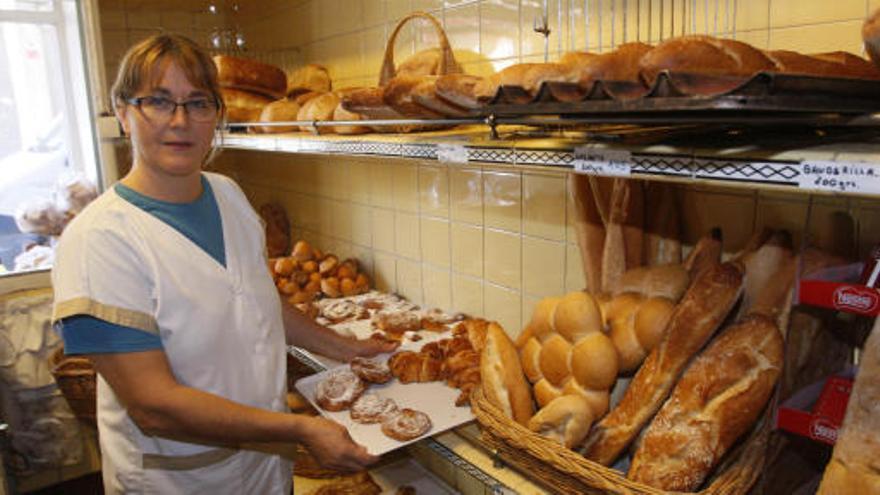 Antònia Travé, mostrant els pans i pastes de la seva fleca, que tancarà el proper 18 de desembre.