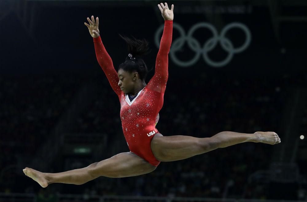 Imagen de la gimnasta Simone Biles haciendo una de sus rutinas en los pasados Juegos Olímpicos de Río 2016