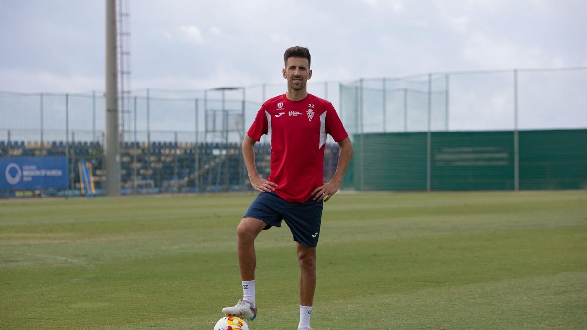 Juan Carlos Real posa para La Opinión tras un entrenamiento en Pinatar Arena.