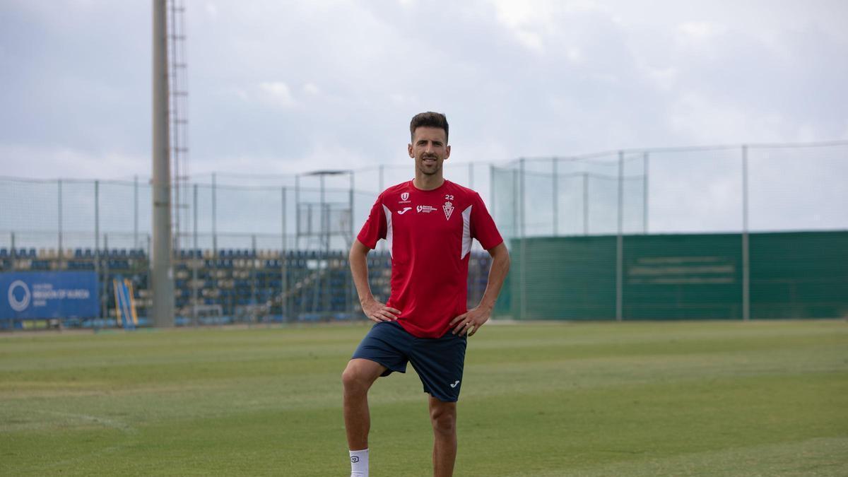 Juan Carlos Real posa para La Opinión tras un entrenamiento en Pinatar Arena.