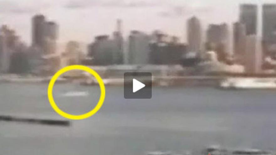 Un vídeo de los guardacostas de Nueva York muestra el amerizaje del avión en el río Hudson