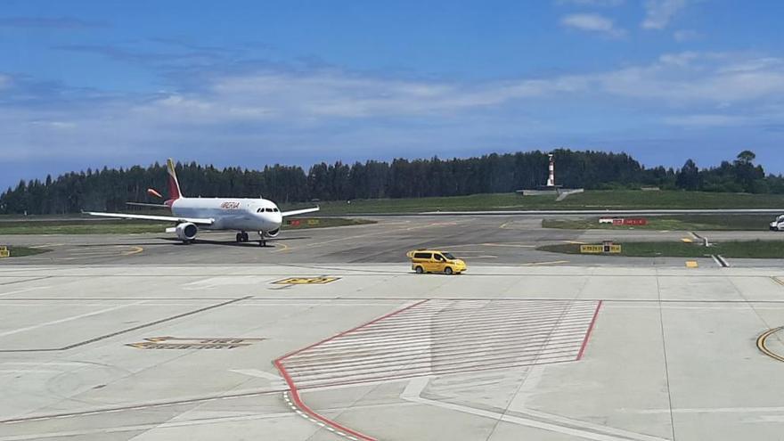 El avión de Iberia averiado en la pista de Santiago del Monte