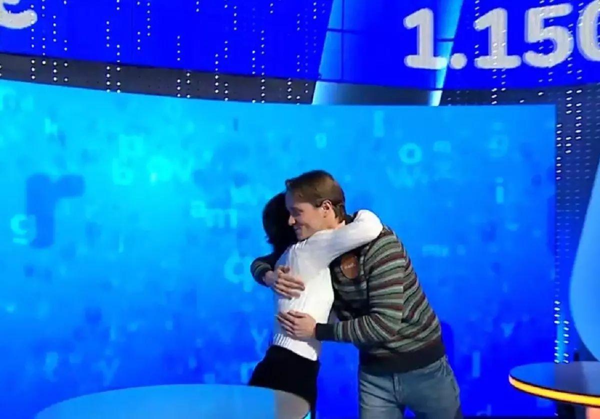 Rosa y Manu se abrazan en Pasapalabra.