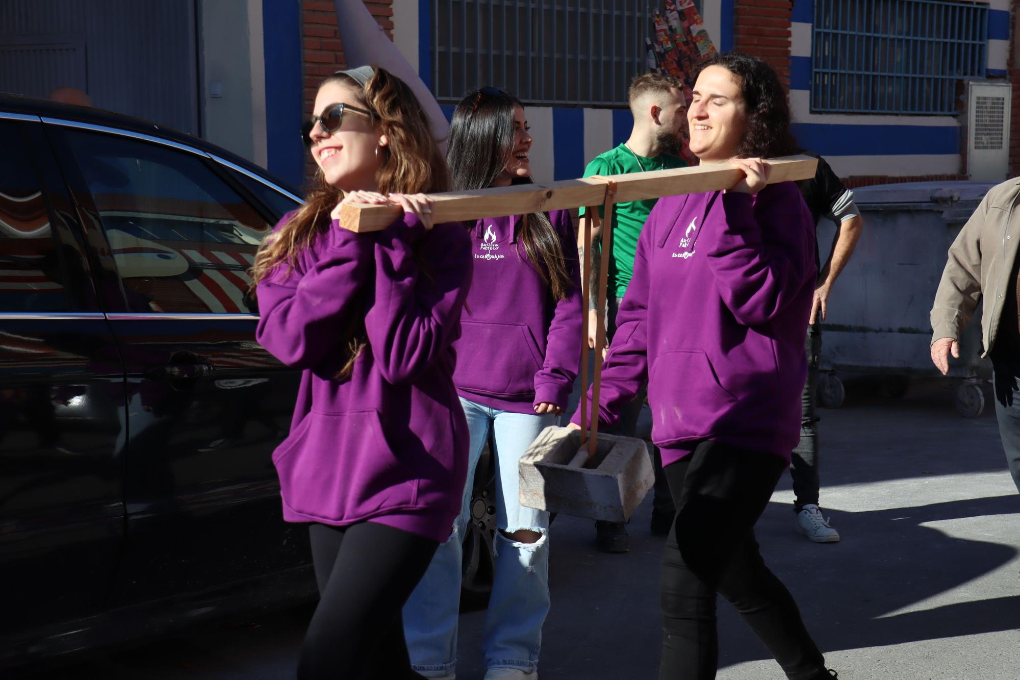 Así ha sido la "plantà" del "Pi de Nadal", la última Falla del año en València