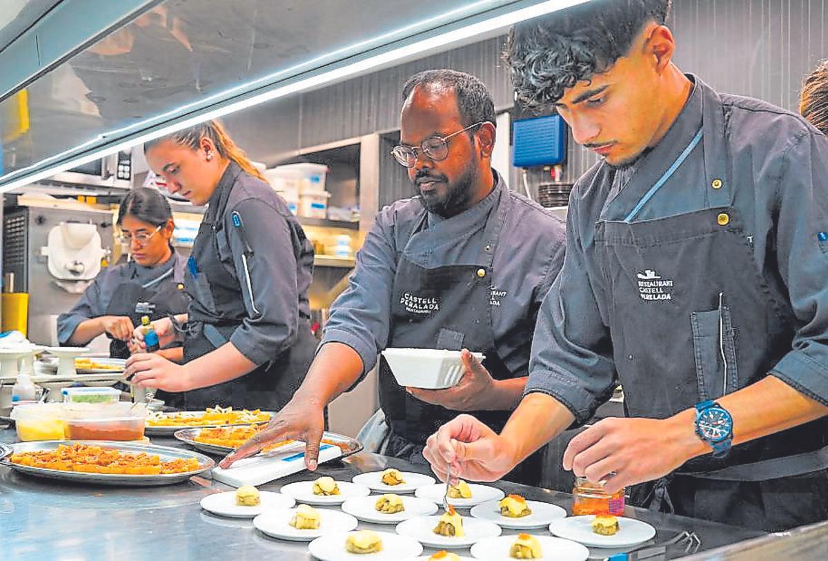 Activitat a la cuina del restaurant, en ple servei.