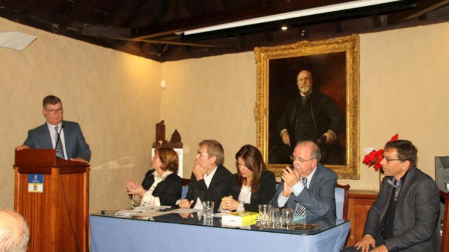 Antonio González Padrón, a la izquierda, durante el homenaje recibido ayer en la casa museo León y Castillo.