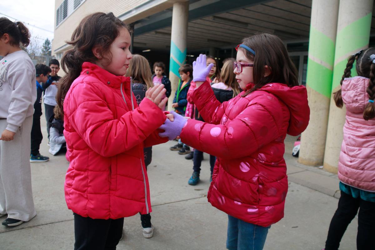 Unes nenes fent un joc de mans.