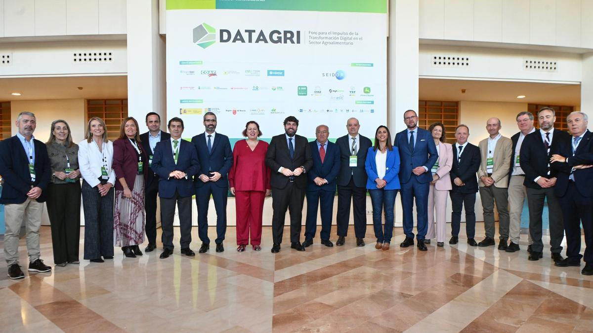 López Miras, autoridades y organizadores del Foro Datagri