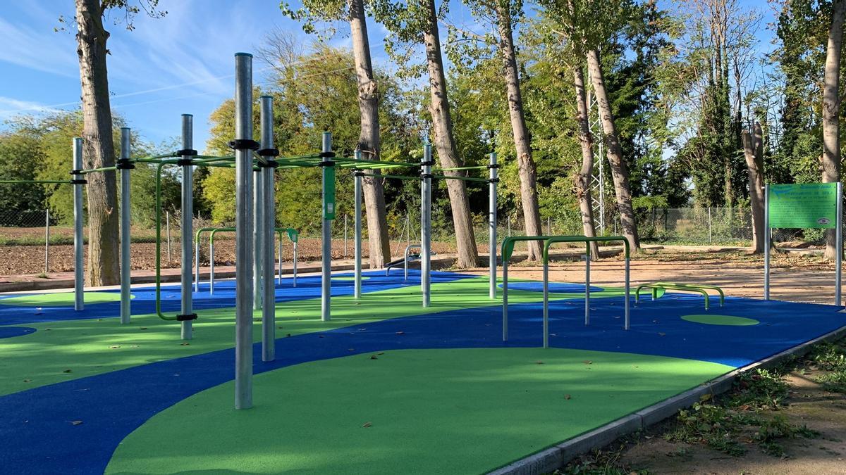 Instalación del parque de calistenia dirigido principalmente a las personas mayores.