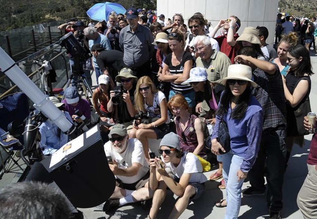 La gent s’ha reunit a l’Observatori de Griffith, a Los Angeles, preparada amb ulleres de sol i protecció especial per veure el fenomen, que no es repetirà fins d’aquí 105 anys.