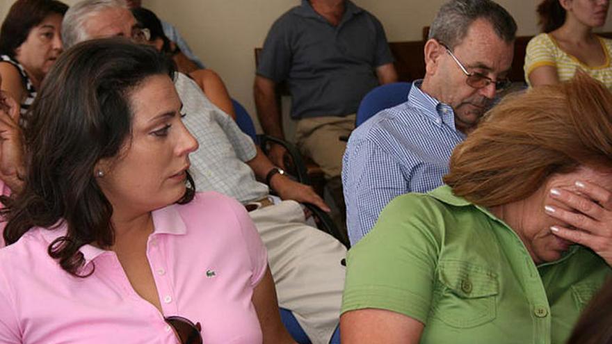 Apoyo. La esposa del alcalde, Ana Jiménez, y su hija, María del Carmen, visiblemente emocionadas durante la comparecencia