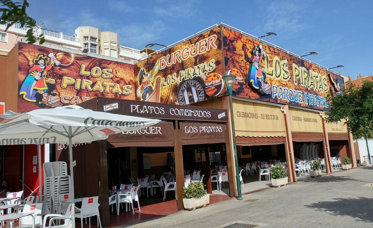 Burguer Los Piratas, el restaurante de Málaga especializado en camperos con sus propias máquinas recreativas