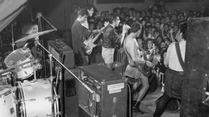 Los Burros, con Manolo García (cantante) y Quimi Portet (guitarrista), en una actuación