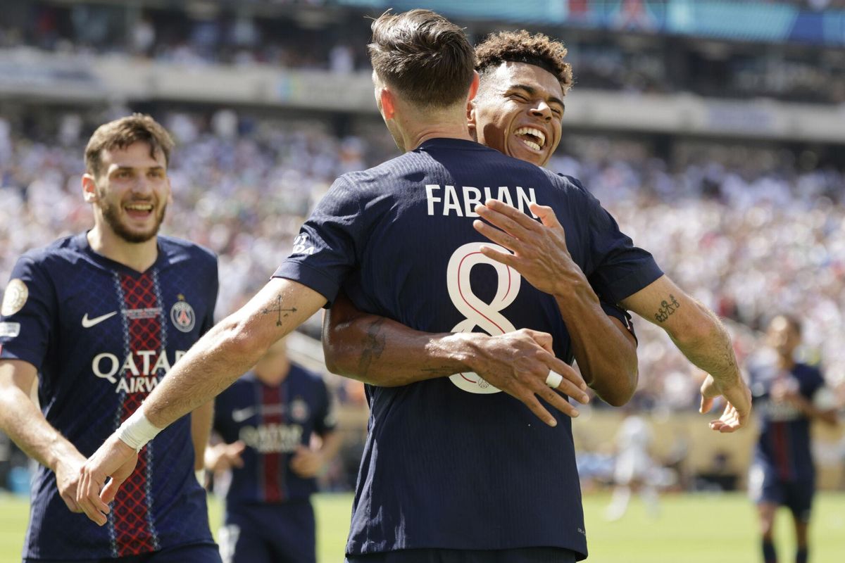Paris Saint-Germains Fabian Ruiz (8) celebrates with team mate Desire Doue after scoring his sides third goal during the Club World Cup semifinal soccer match between PSG and Real Madrid in East Rutherford, N.J., Wednesday, July 9, 2025. (AP Photo/Adam Hunger) Associated Press / LaPresse Only italy and spain. EDITORIAL USE ONLY/ONLY ITALY AND SPAIN